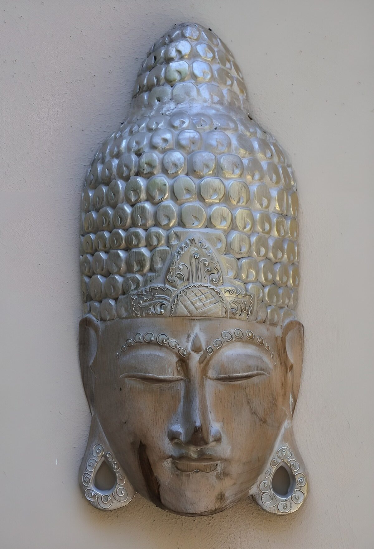 Máscara de Buda en madera, sonrisa leve