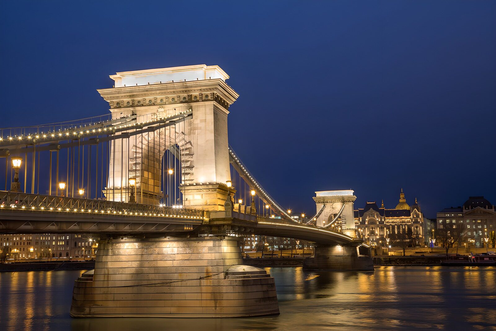 TPES35347: Puente de las Cadenas iluminado de noche