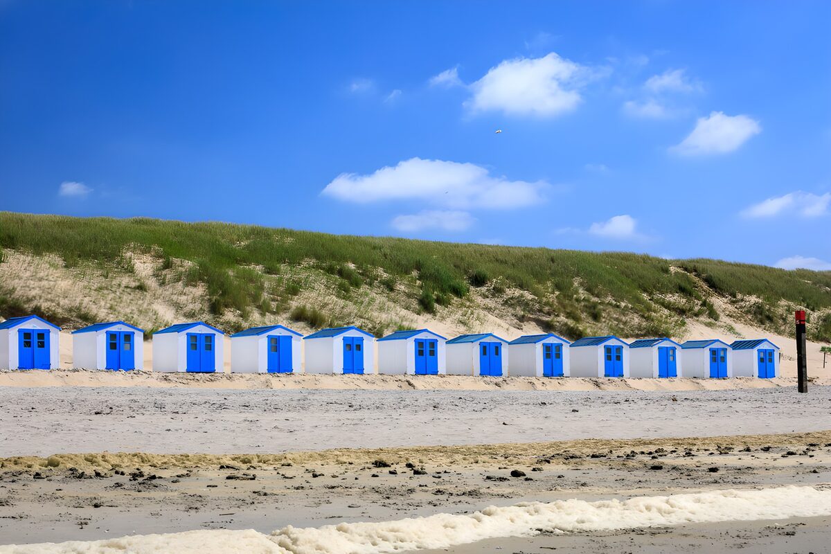TPES94395: Casetas azules y blancas junto a las dunas