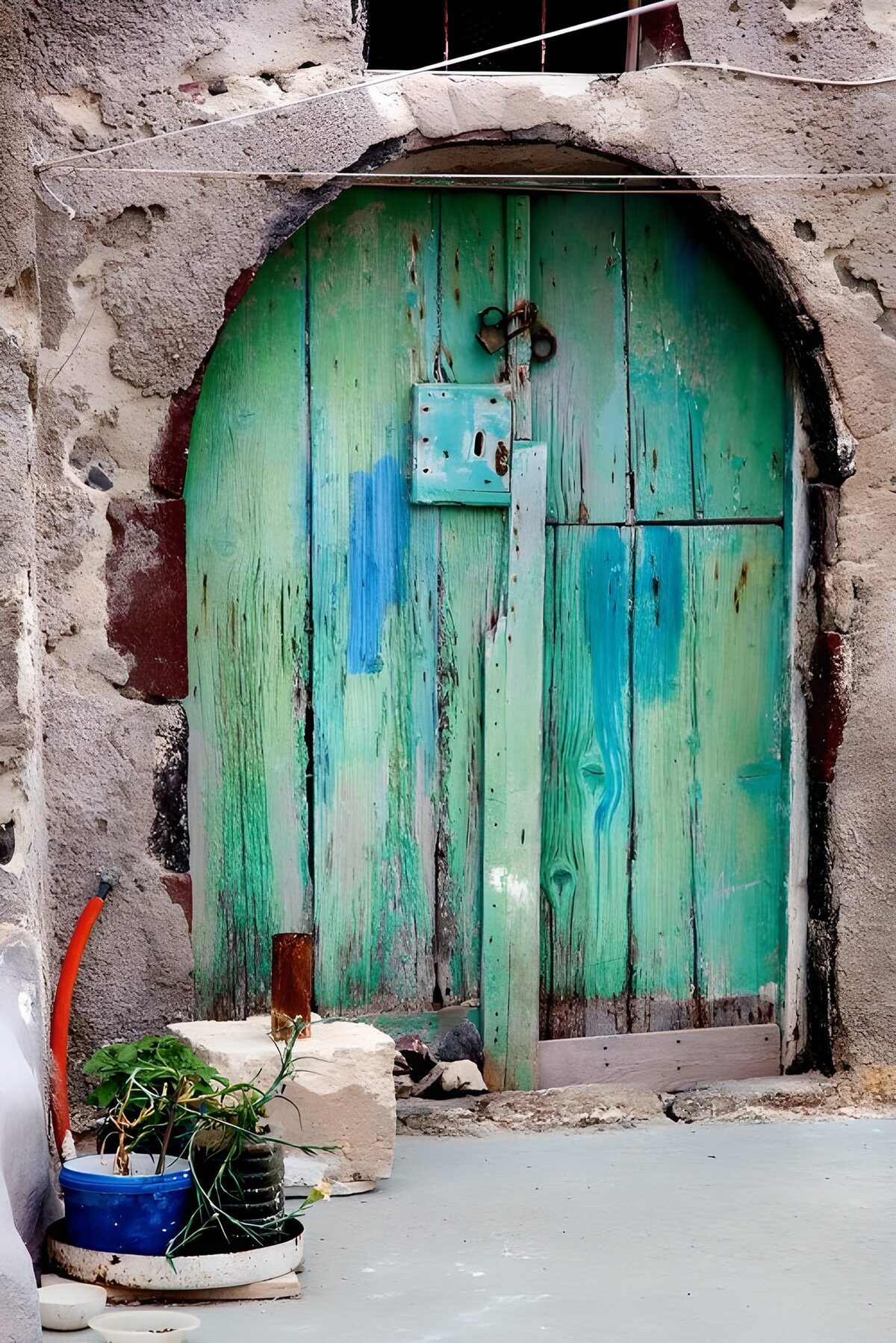 Puerta turquesa de madera envejecida