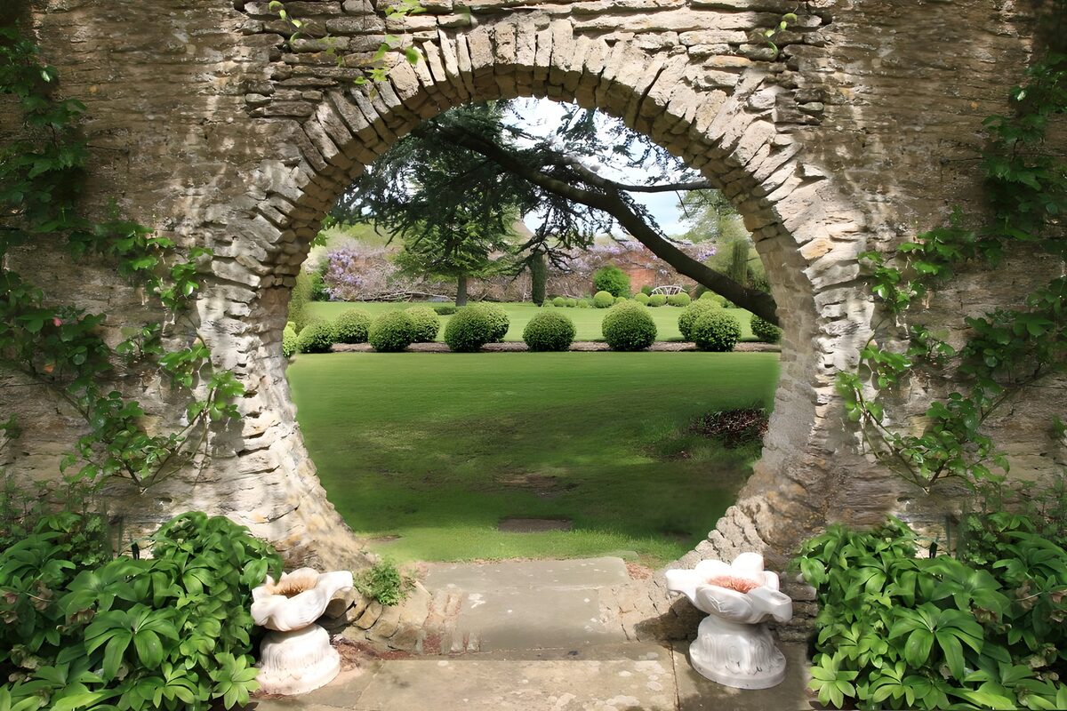 TPES29483: Jardín tras un arco de piedra