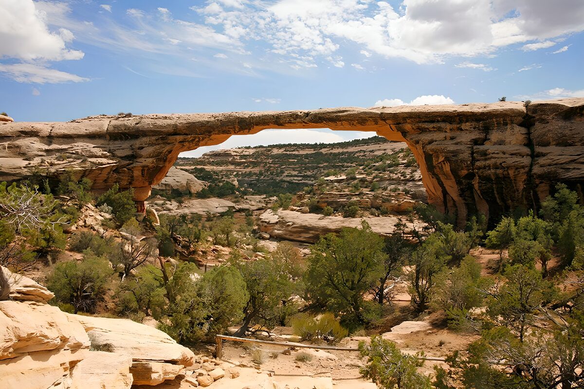 Puente natural sobre un barranco soleado