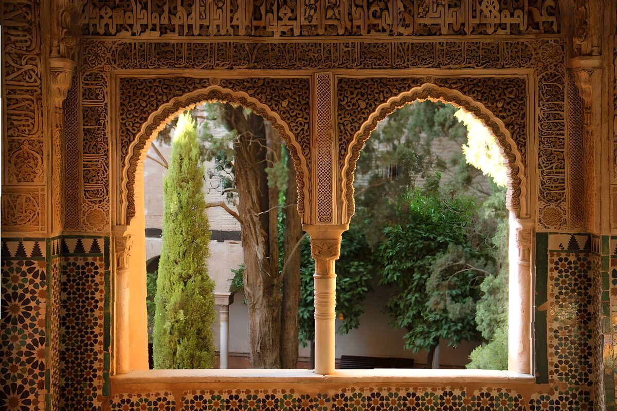 Dos arcos labrados y un patio en calma