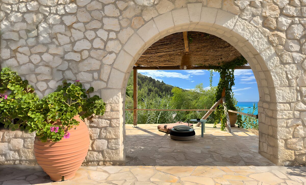 Arco de piedra y terraza junto al mar
