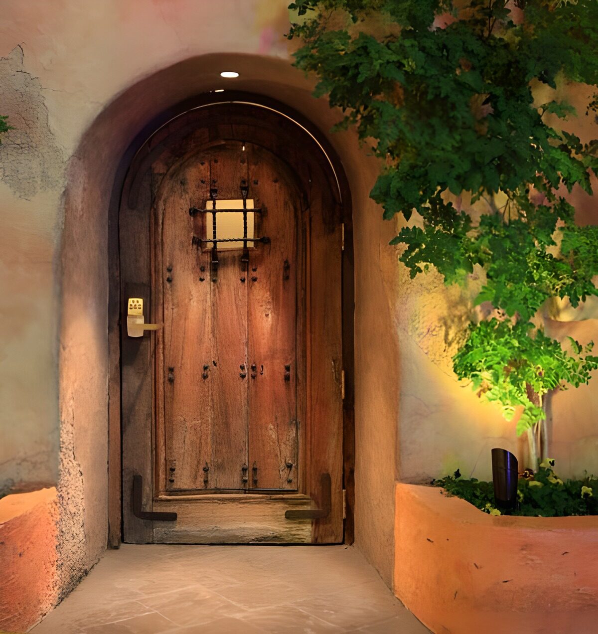 TPES49595: Puerta de madera bajo un arco cálido