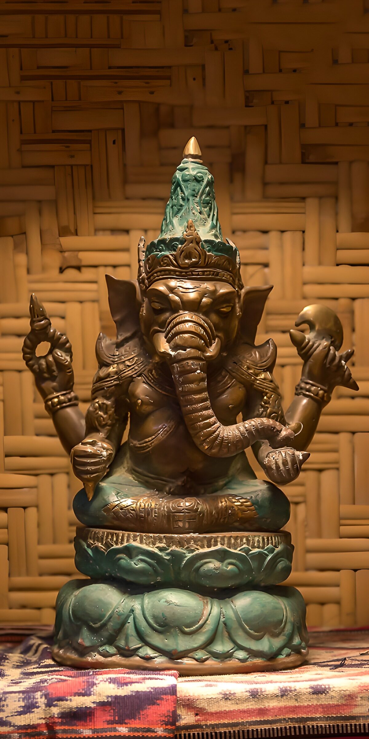 TPES21474: Ganesha en bronce y turquesa bajo luz cálida