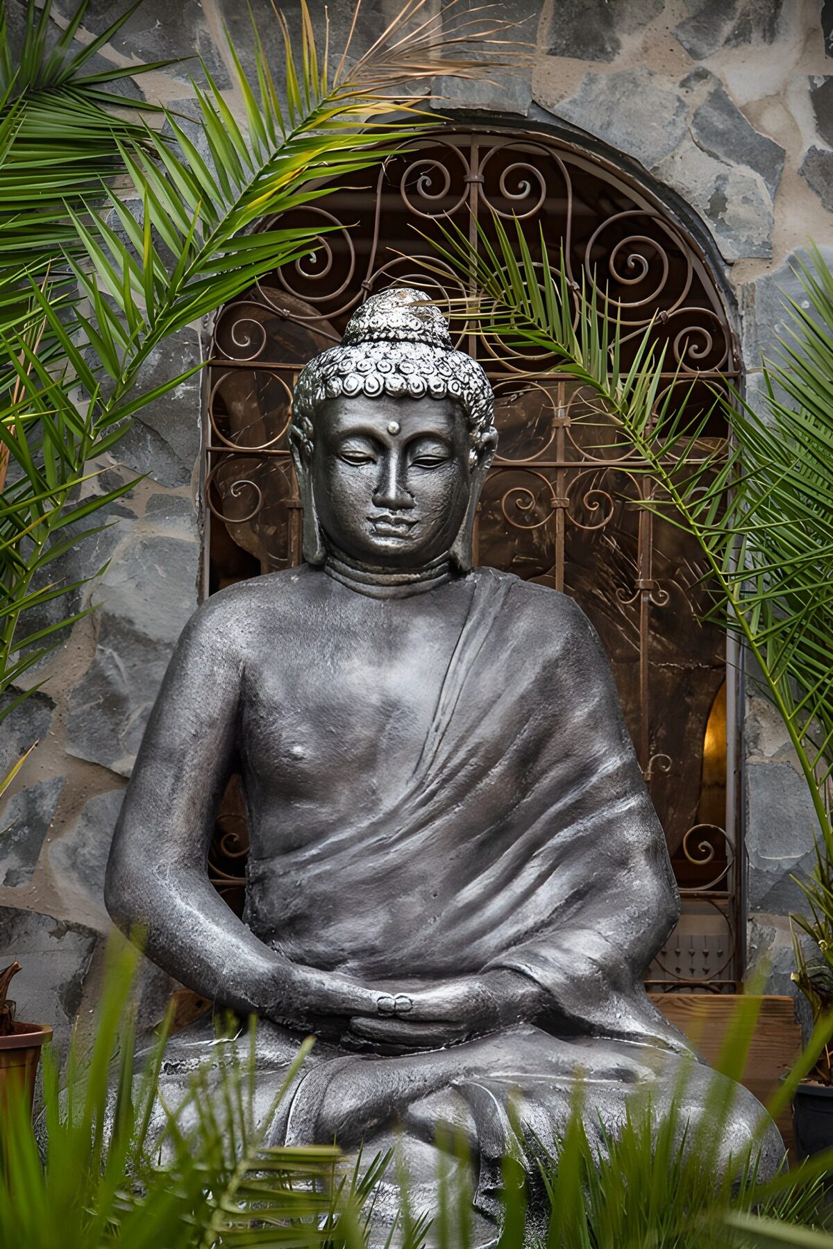 Buda en meditación entre palmeras