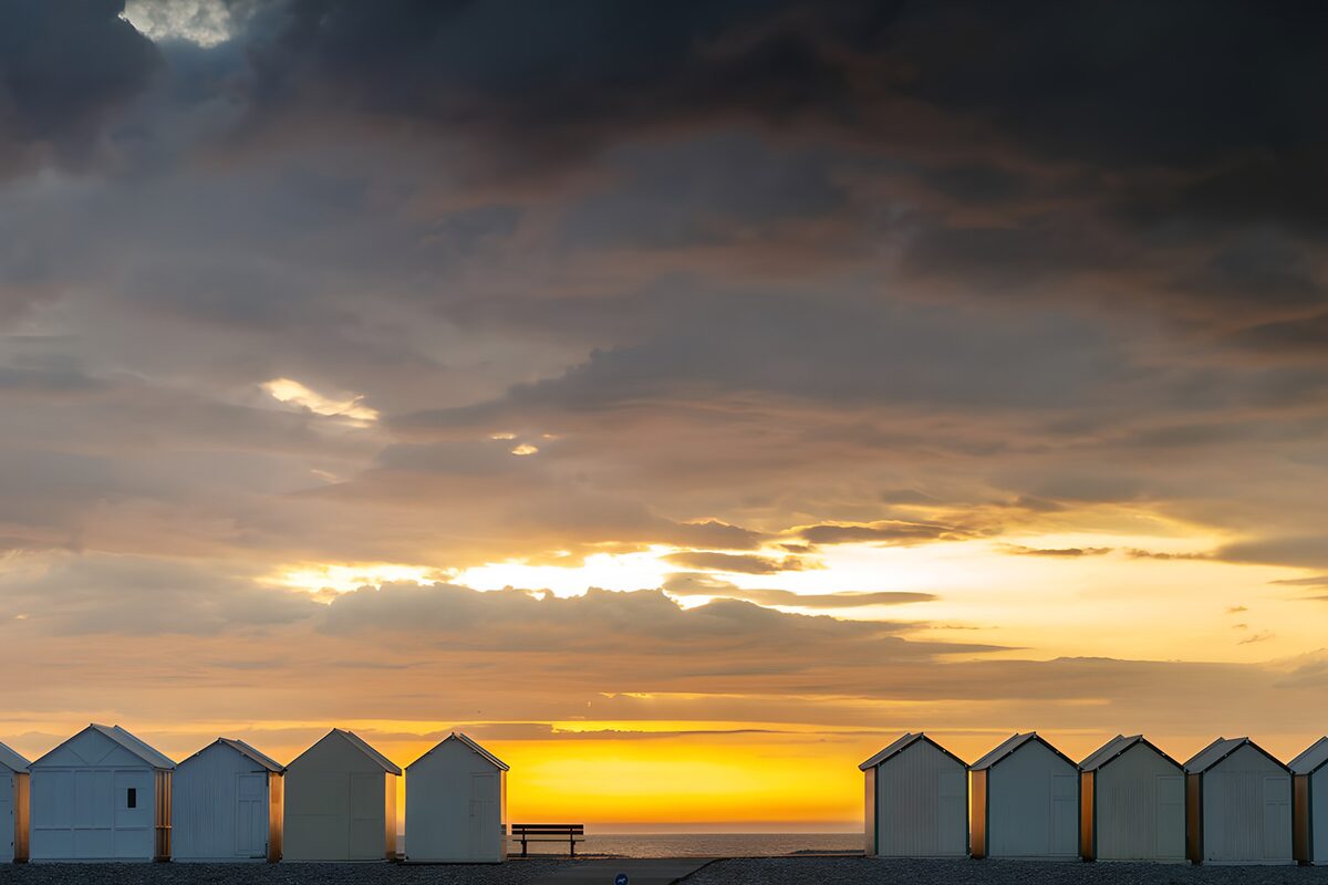 TPES22390: Casetas de playa al atardecer