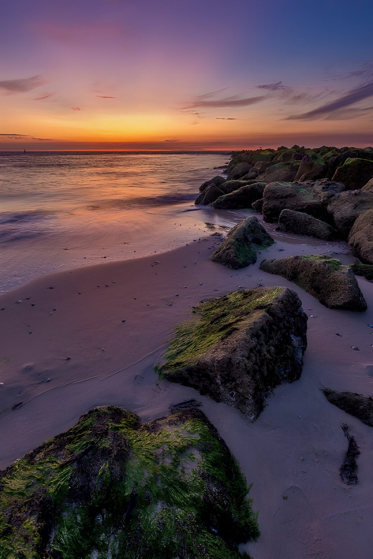 Rocas y olas al atardecer