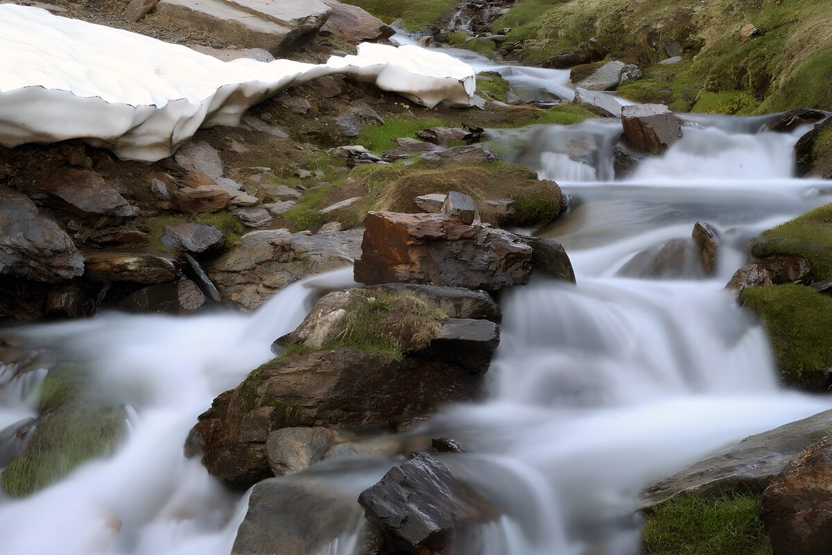 Arroyo entre rocas y nieve