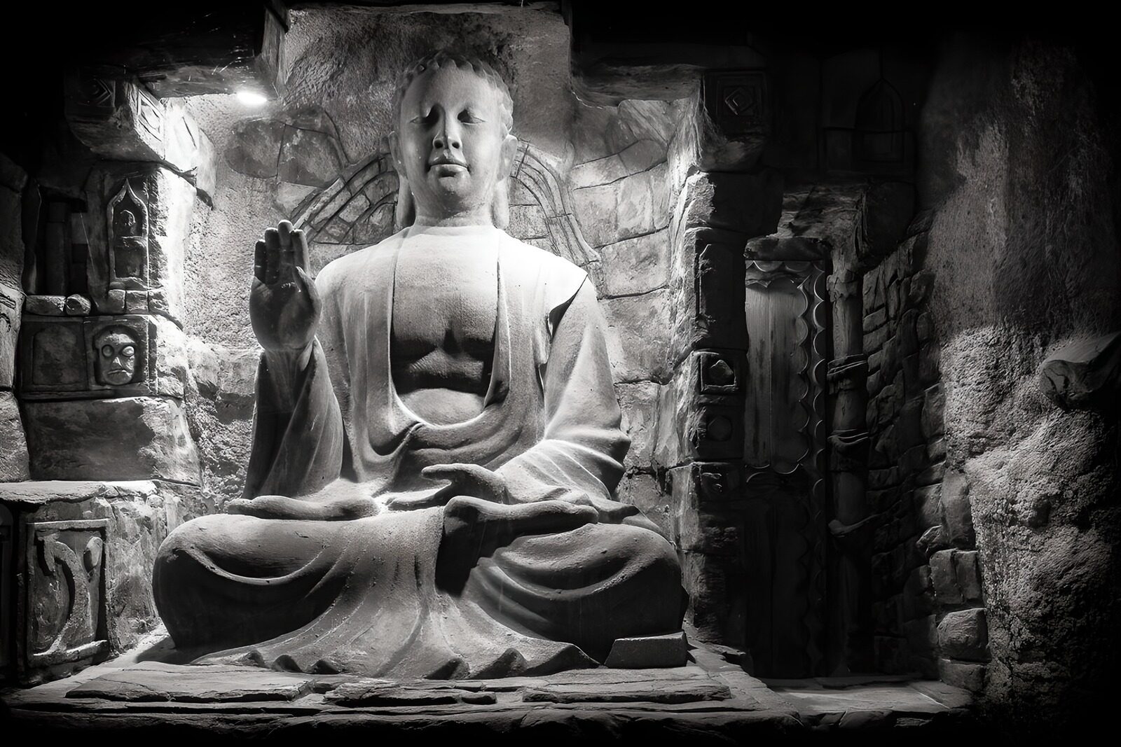 TPES84461: Buda de piedra entre luces y sombras