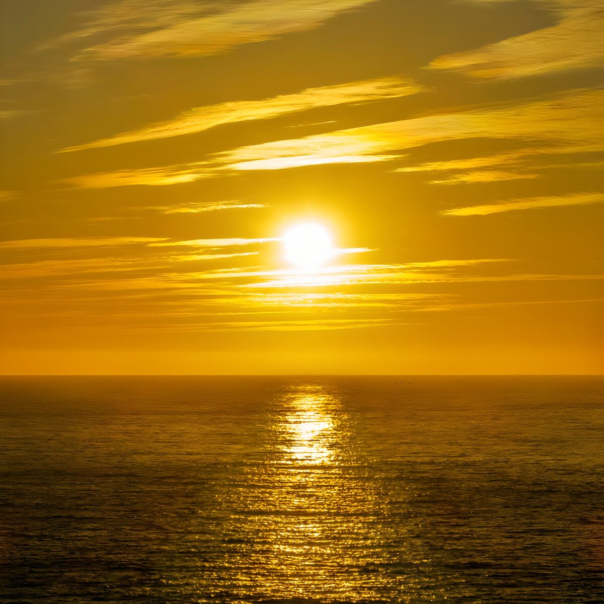 Sol y reflejos dorados en el mar