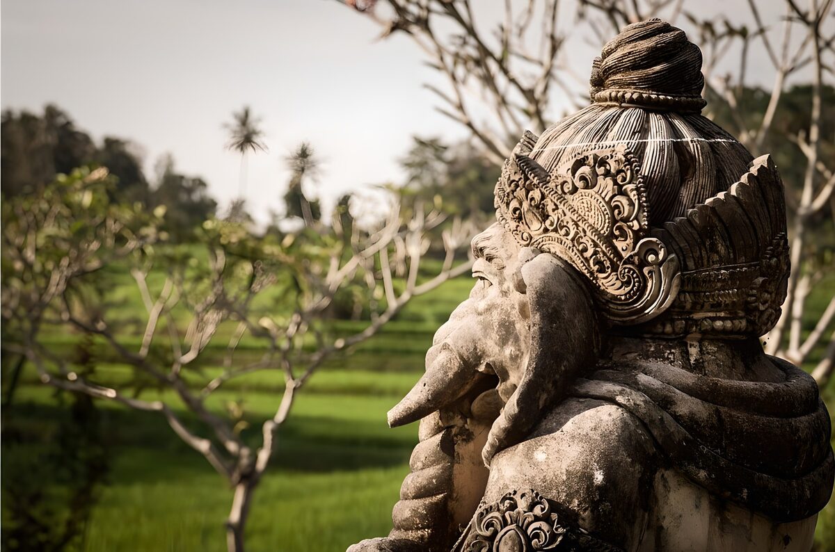 Ganesha de piedra entre árboles