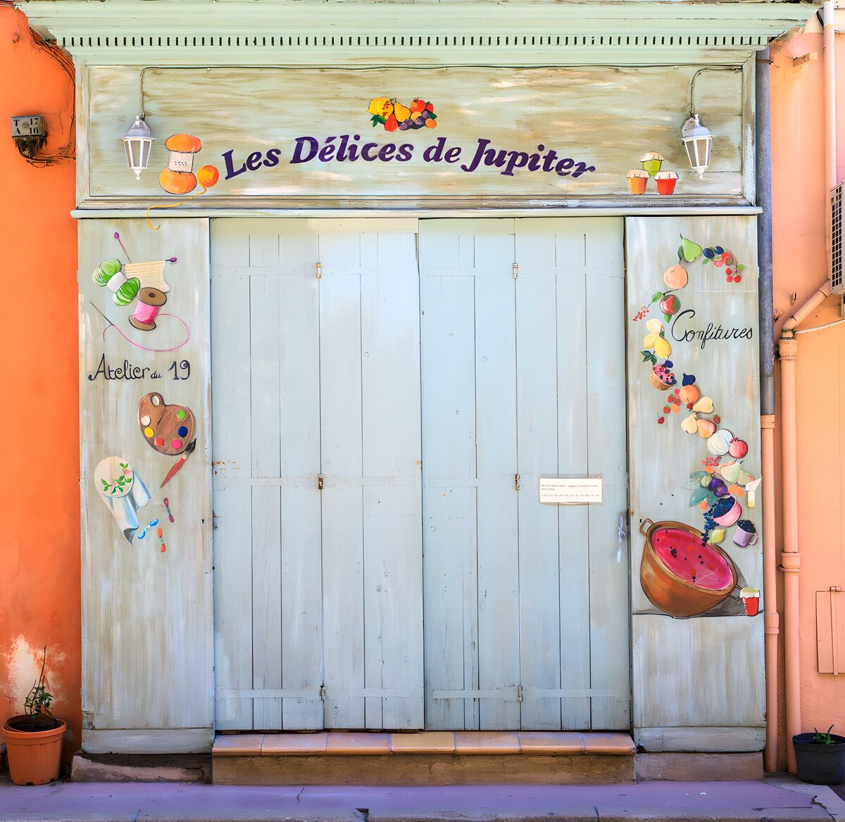 Fachada naranja con contraventanas azules