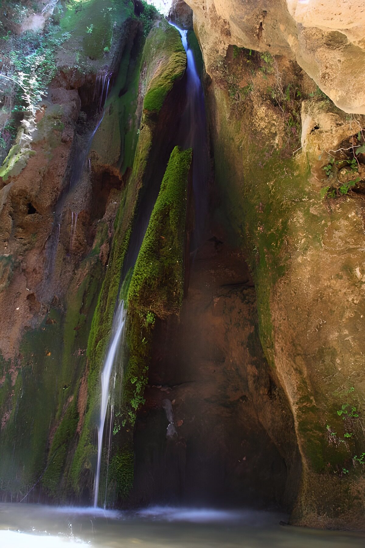 Cascada a la sombra de las rocas