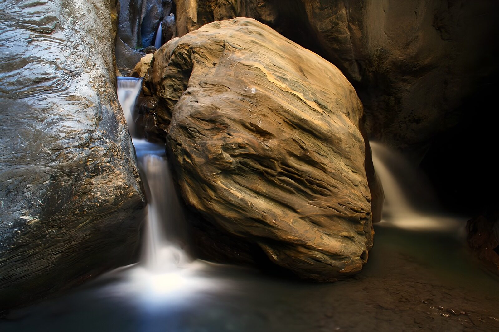 TPES92073: Cascadas entre rocas y sombras