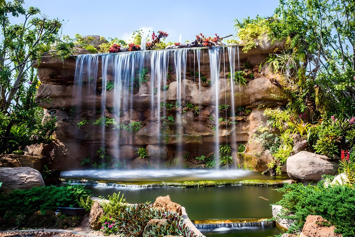 Cascada y estanque en un jardín frondoso