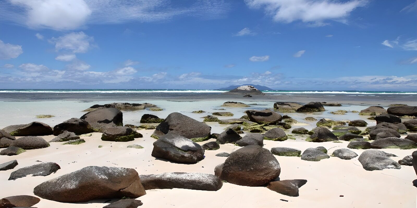 TPES61050: Playa de rocas y aguas claras al sol