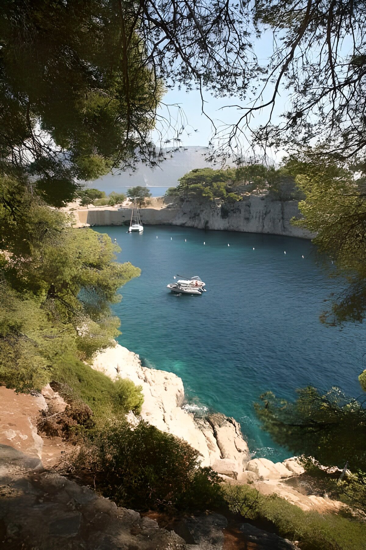 TPES44171: Cala de aguas azules con barcos