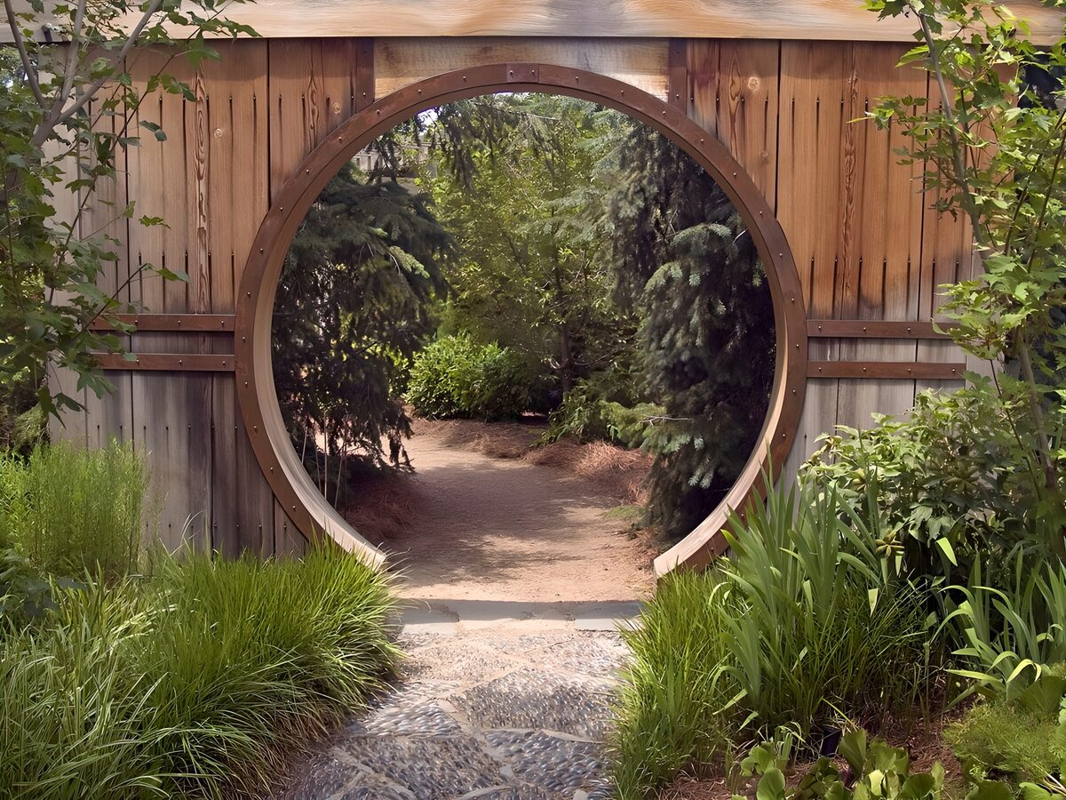 Abertura circular en un jardín arbolado