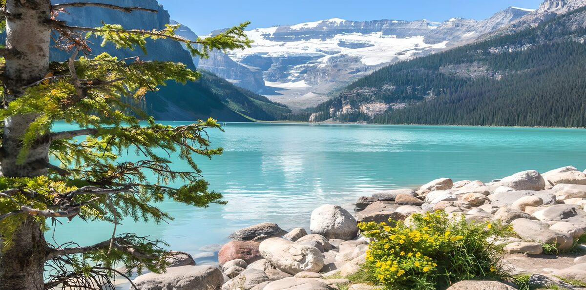 Lago turquesa entre bosques y nieve