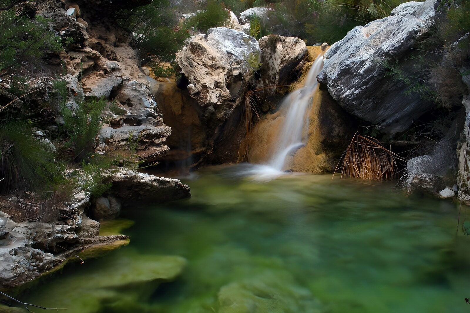 TPES21093: Cascada entre rocas y poza en calma