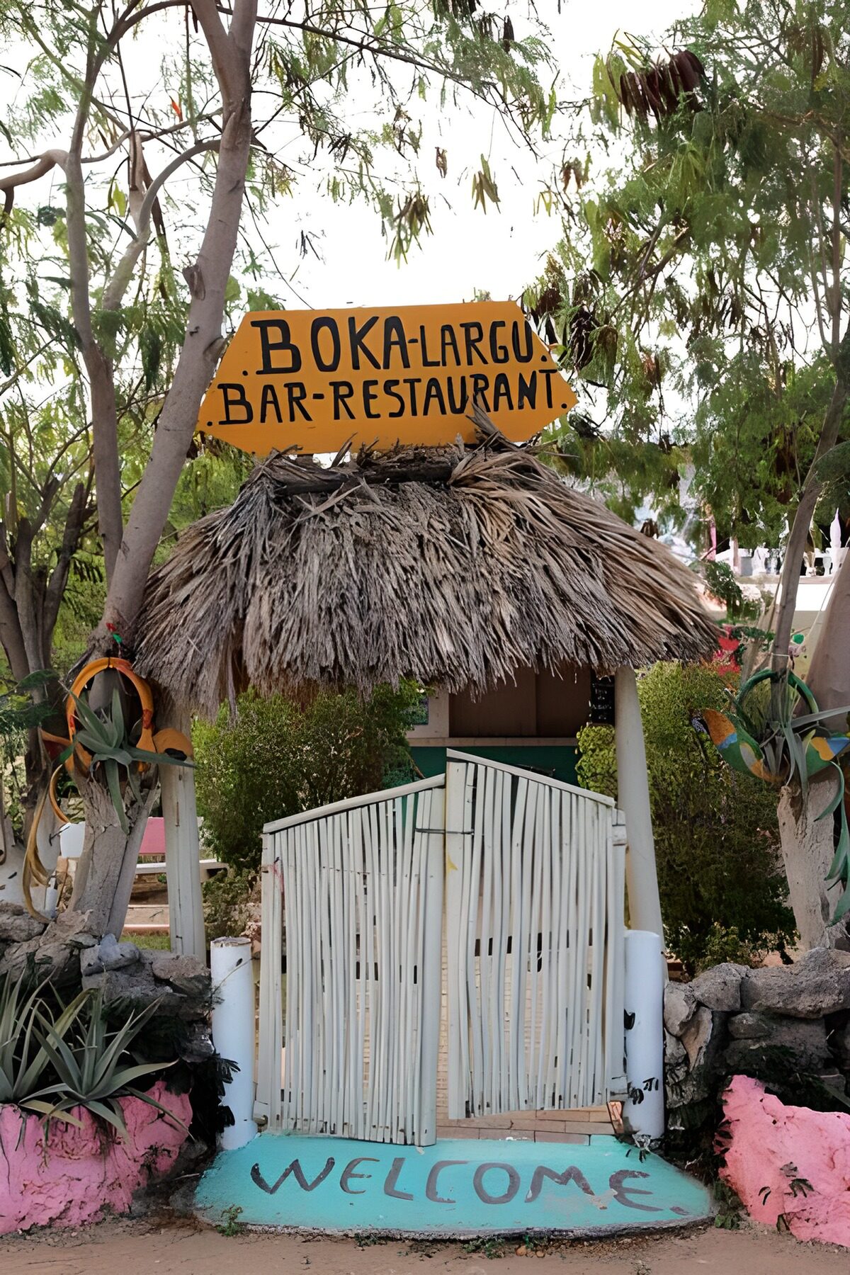 Bar tropical con entrada de colores