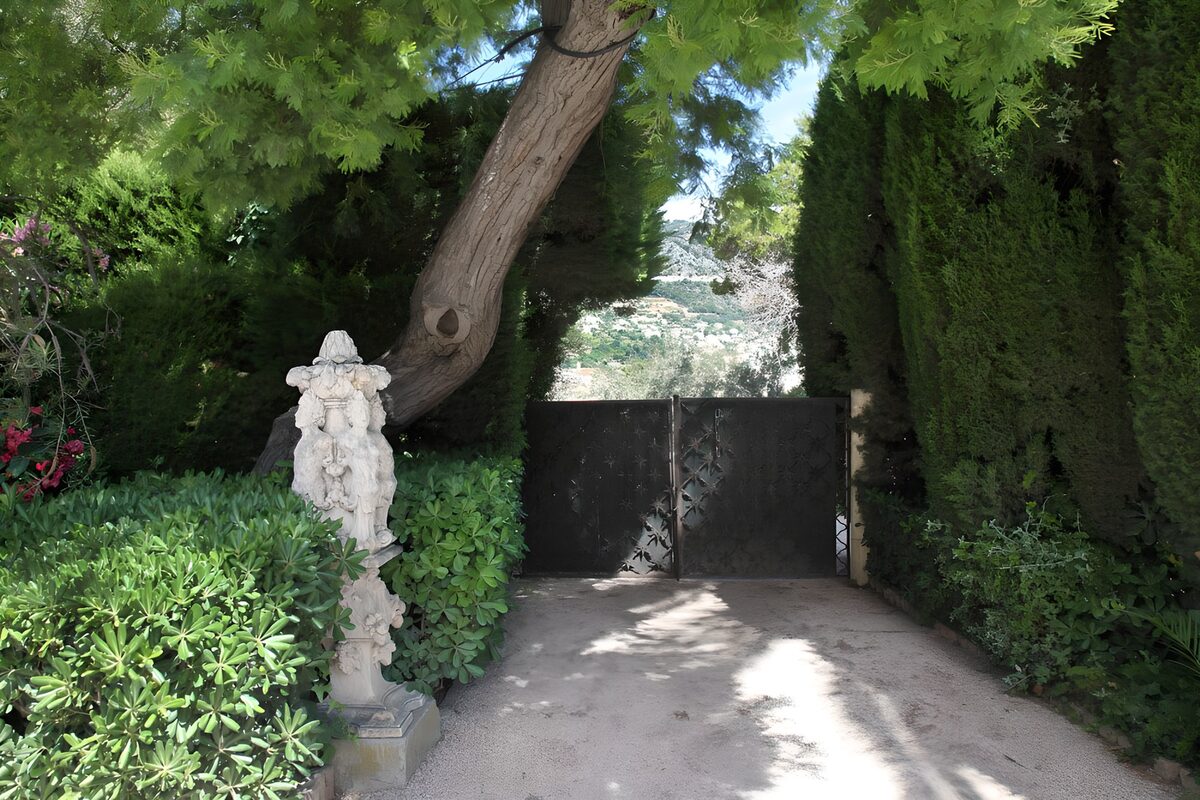 TPES23334: Entrada ajardinada con portón a la sombra