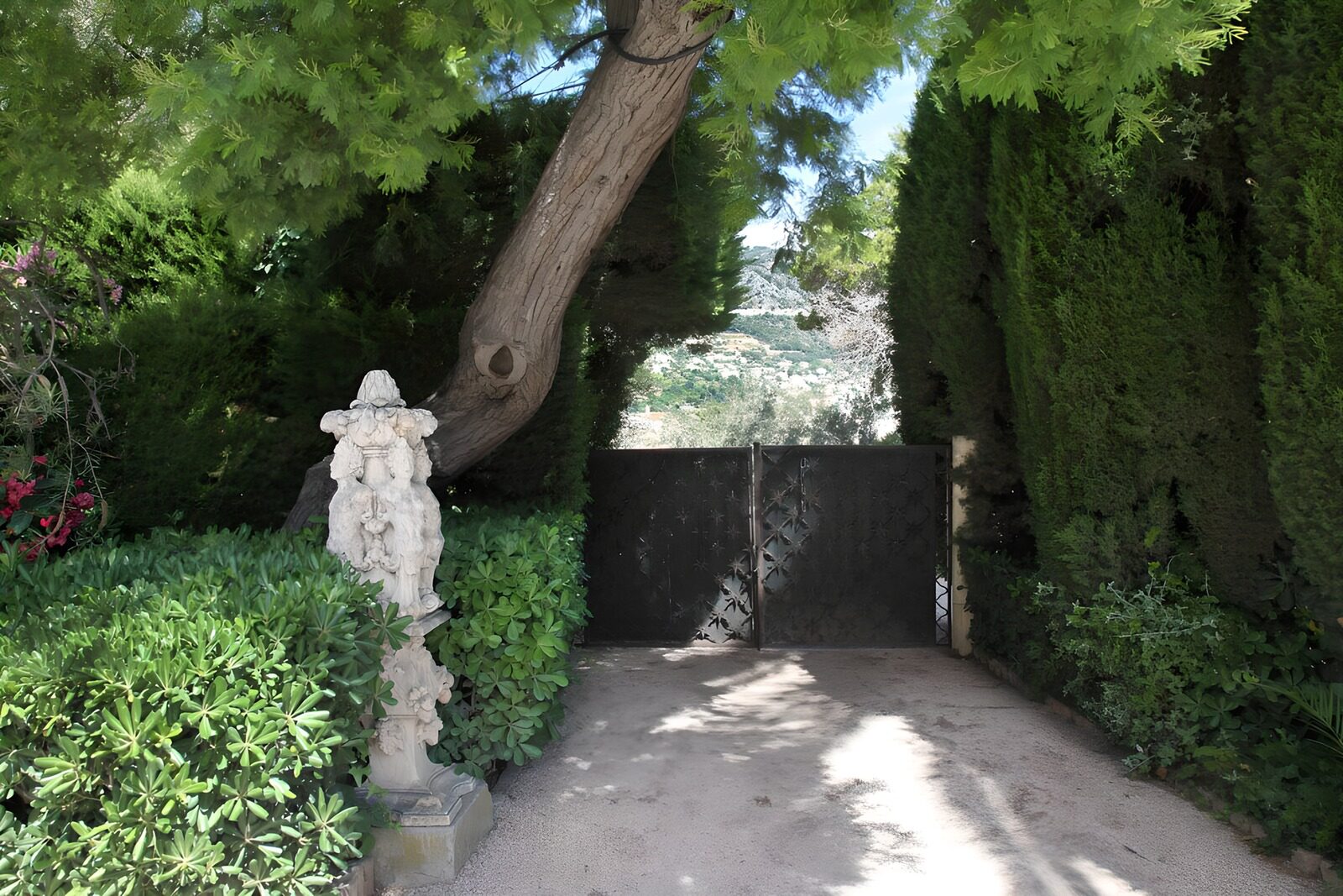 TPES23334: Entrada ajardinada con portón a la sombra