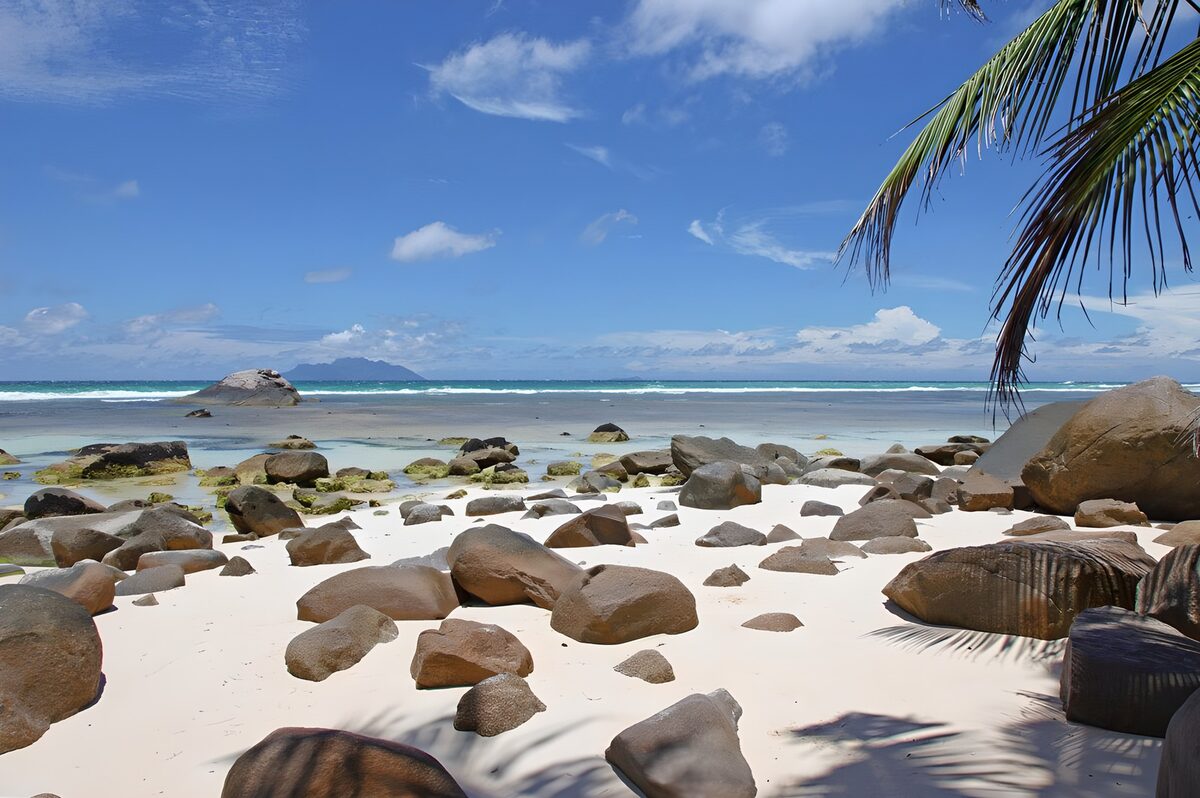 TPES51918: Playa tropical de rocas y agua turquesa