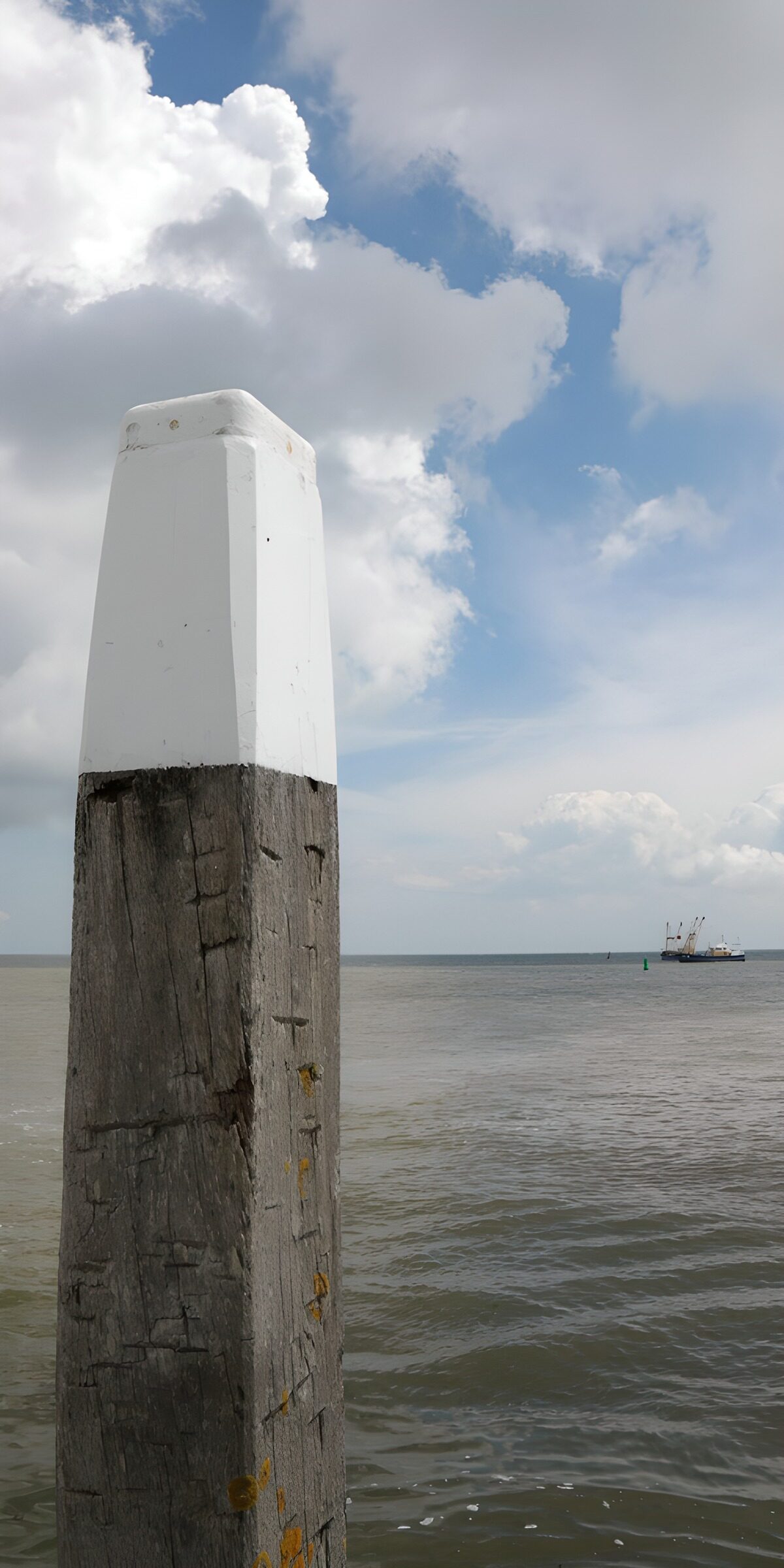 TPES54672: Poste blanco ante un mar en calma