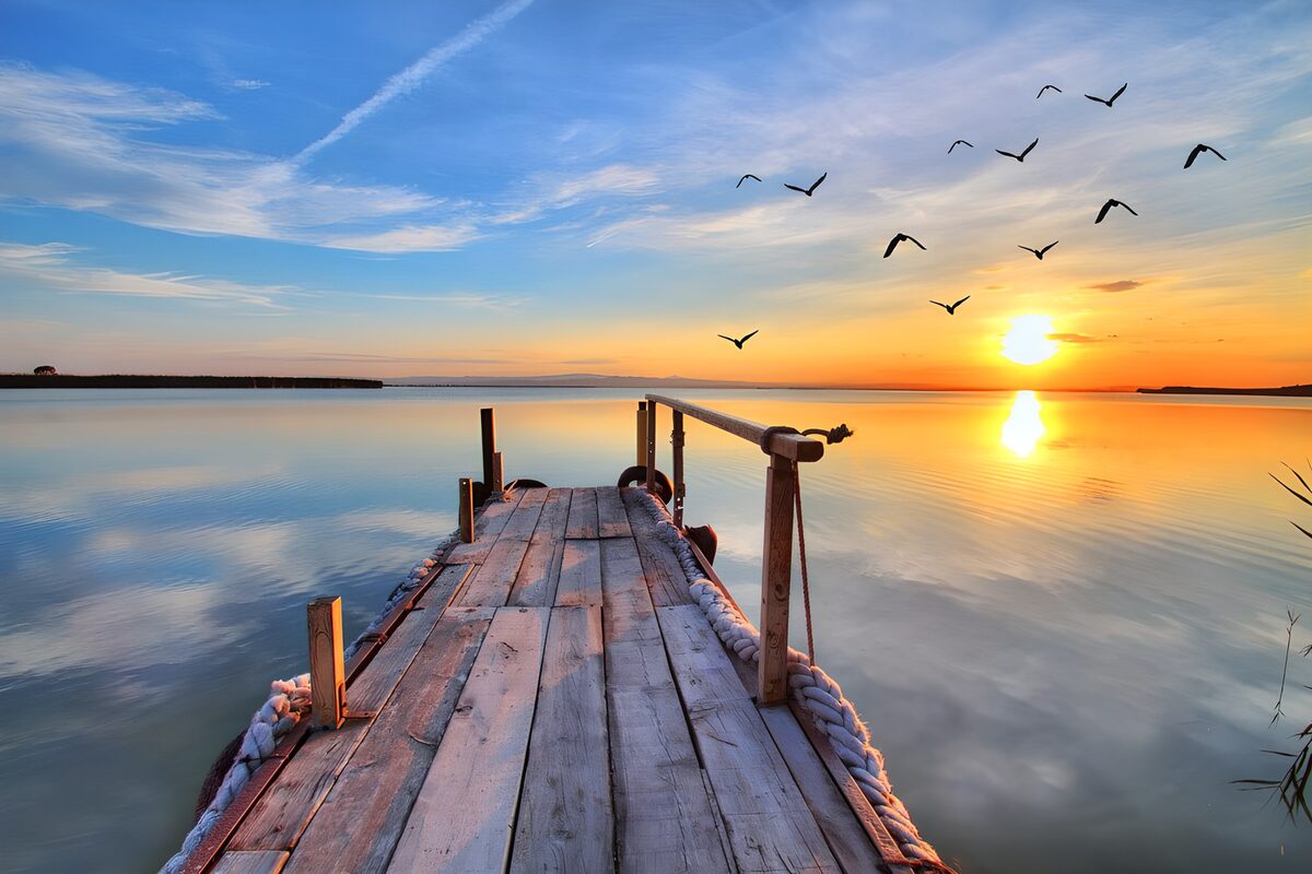 Un muelle hacia la luz del ocaso