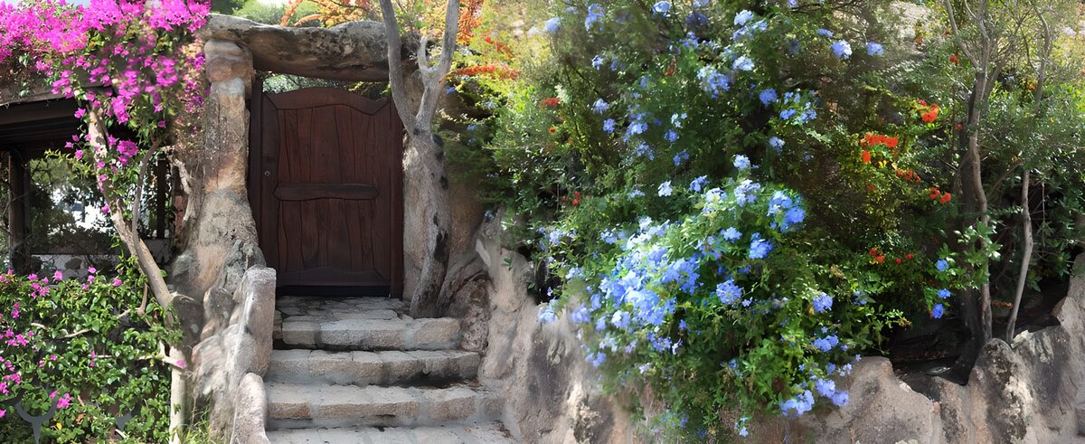 TPES92373: Puerta de madera entre flores y piedra