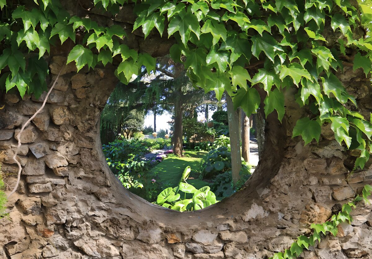 TPES44322: Ventana redonda de piedra al jardín