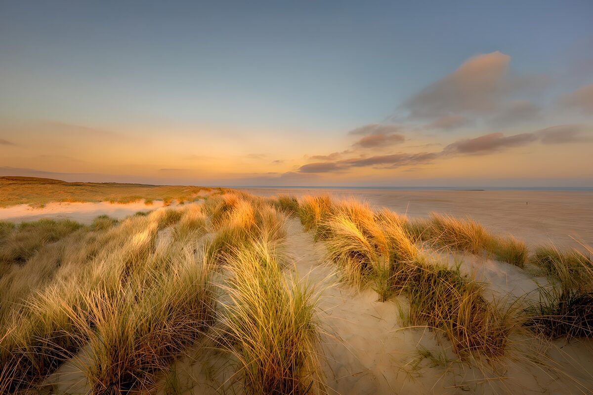 Dunas y mar al atardecer