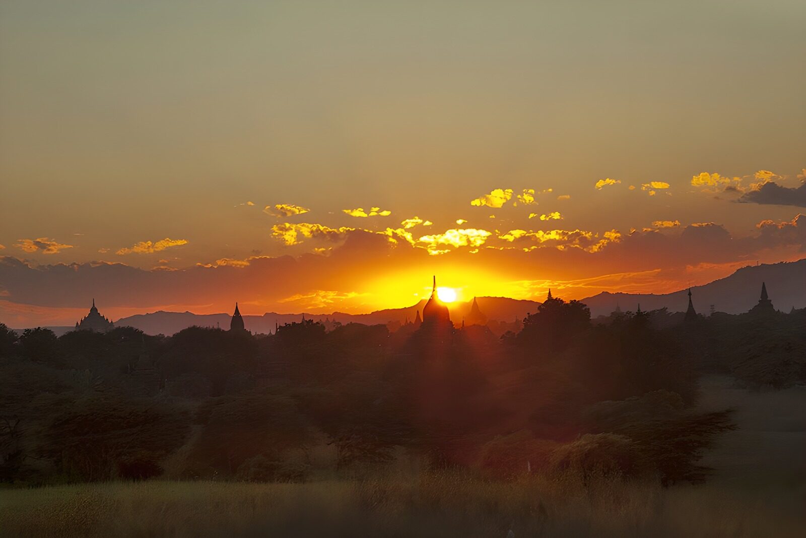 TPES22521: Templos en silueta al atardecer