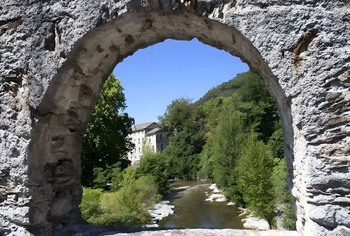 Río y arboleda desde el viejo arco