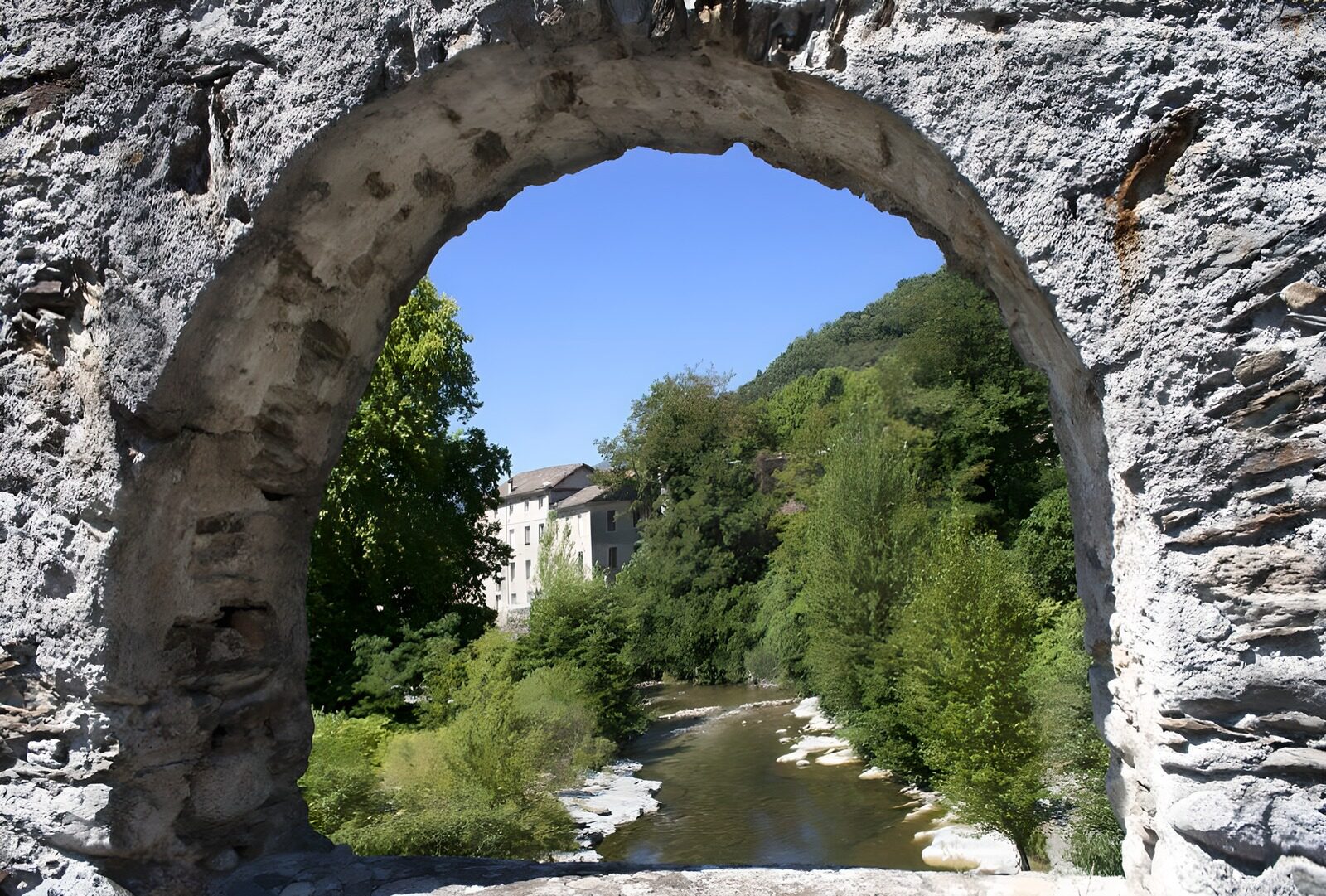 TPES29764: Río y arboleda desde el viejo arco