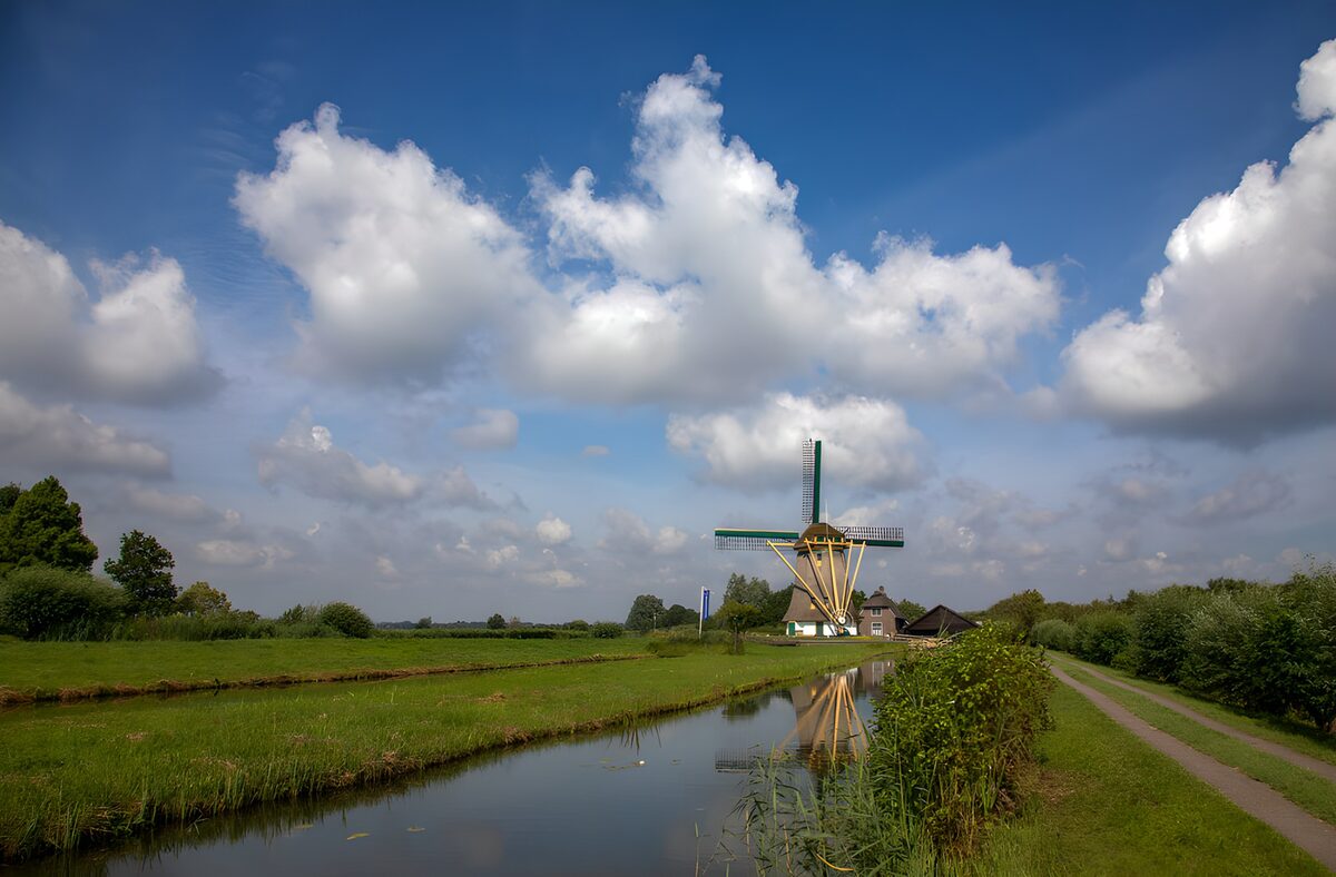 TPES44472: Molino junto al canal en un día de sol