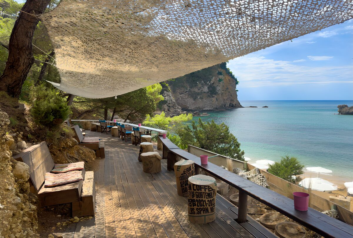Terraza de madera sobre una bahía turquesa