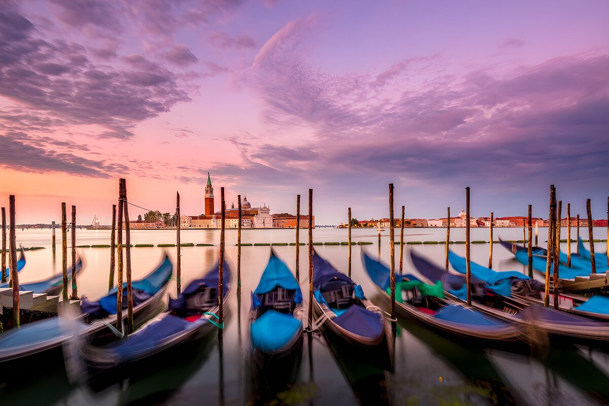 Góndolas bajo el cielo rosa de Venecia