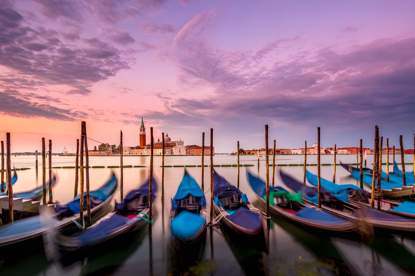 TPES28203: Góndolas bajo el cielo rosa de Venecia
