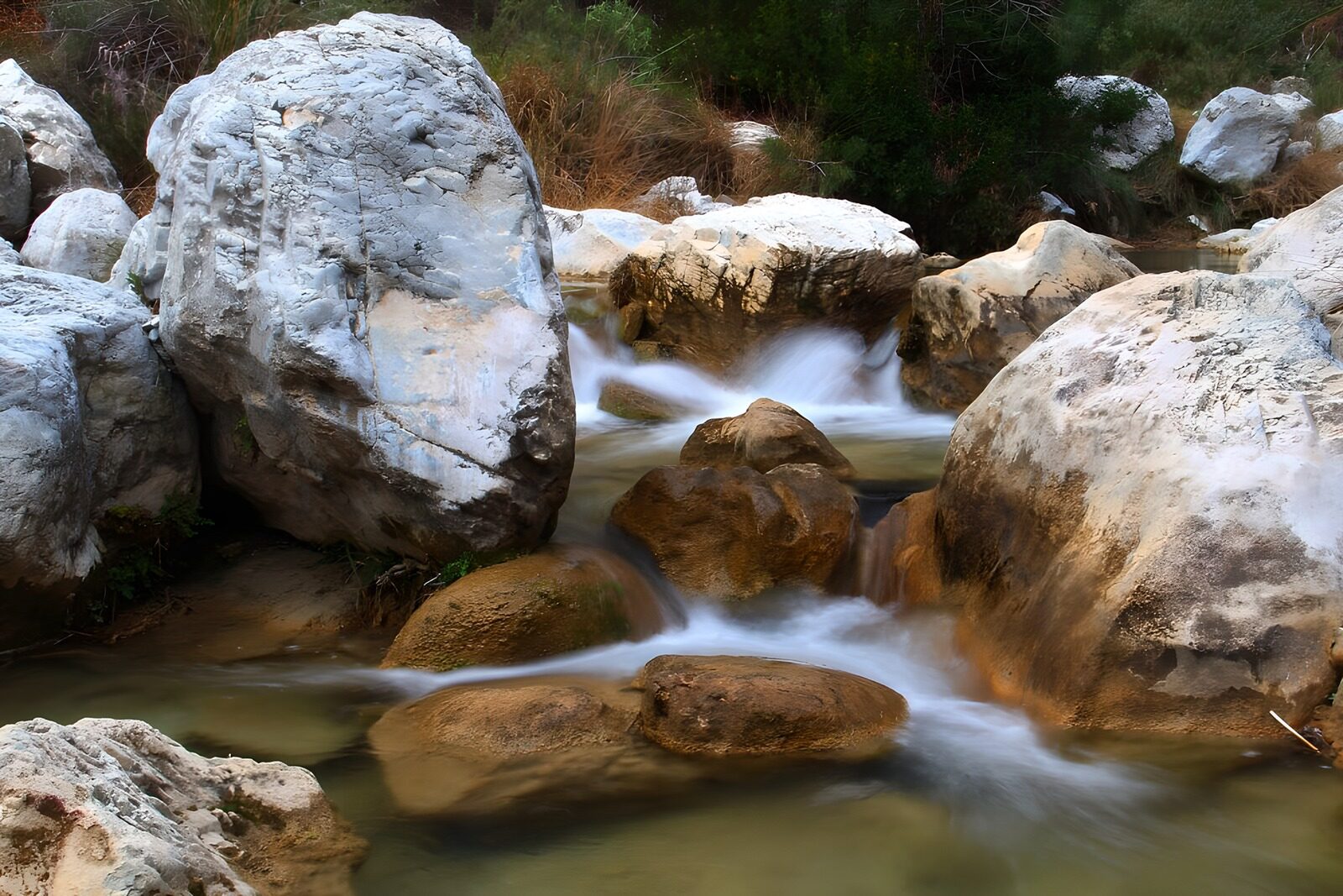 TPES37313: Arroyo en calma entre grandes rocas claras