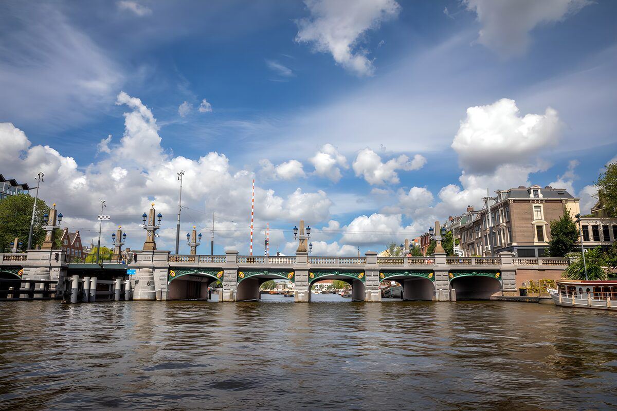 TPES71051: Puente de arcos en un día de verano