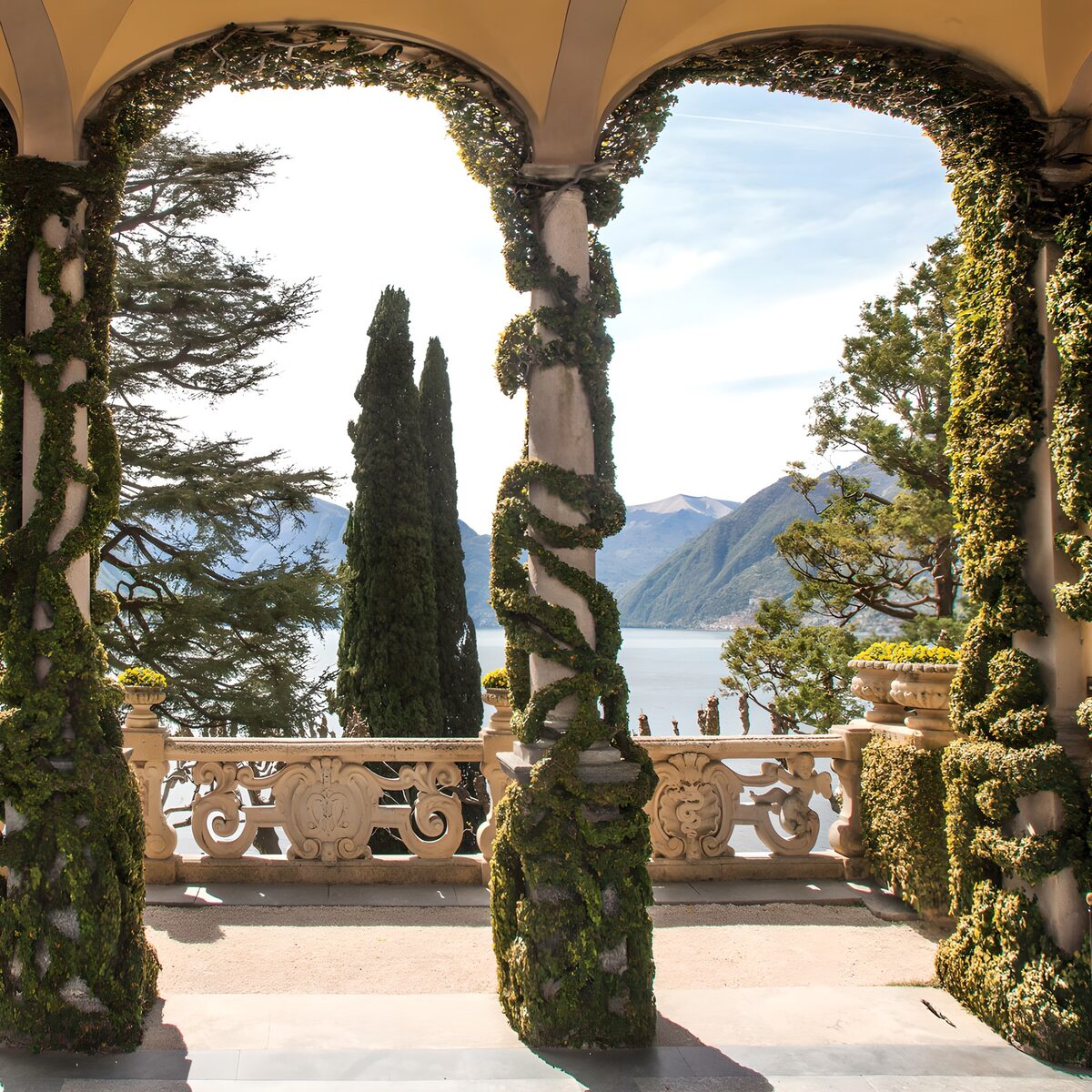 Terraza porticada con vistas al lago