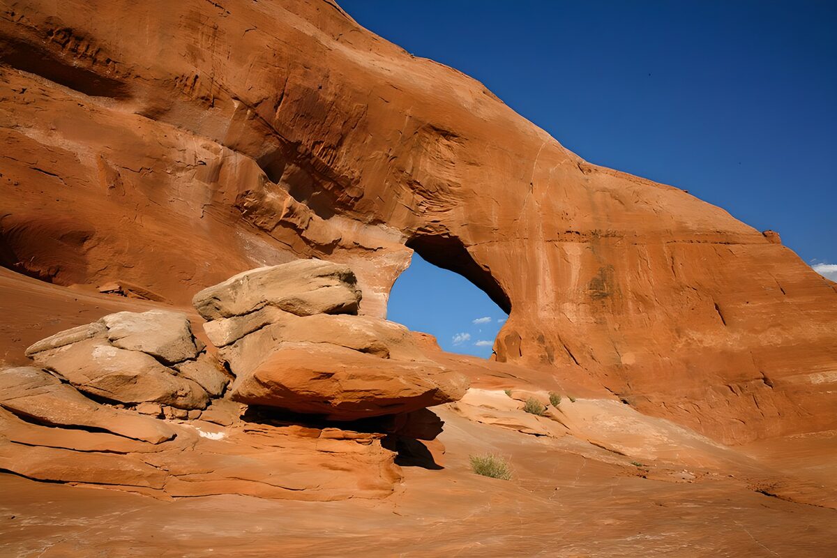 Arco de arenisca roja bajo el sol