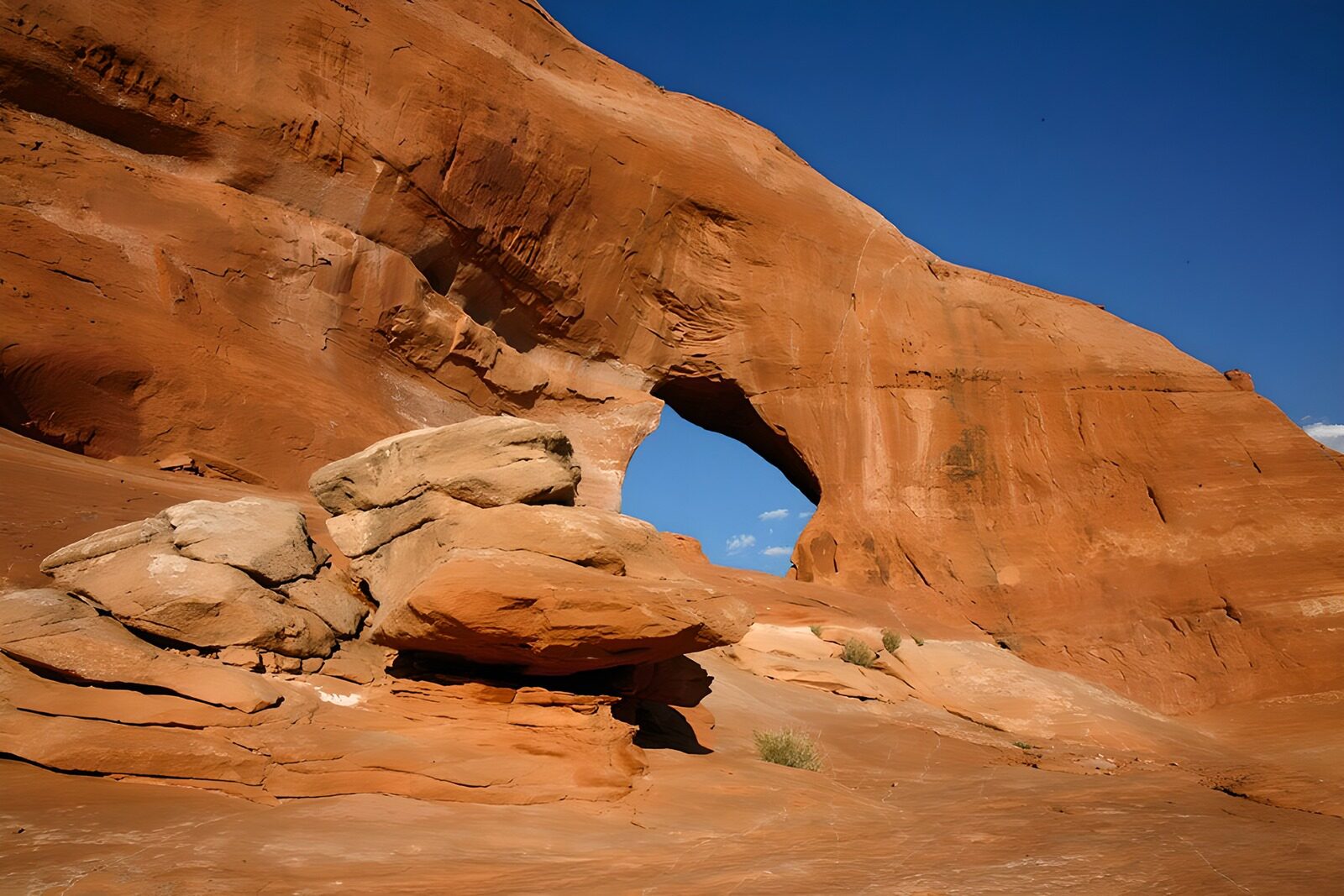 TPES82005: Arco de arenisca roja bajo el sol