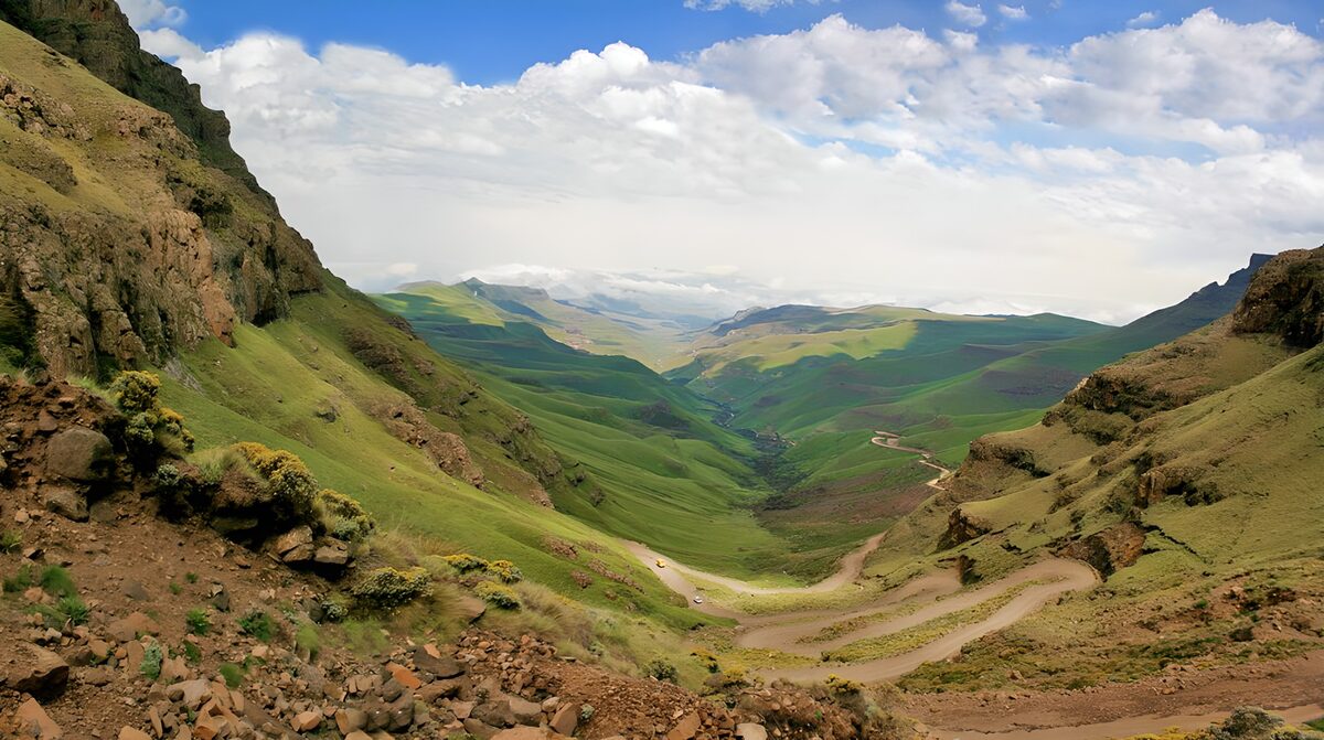Valle de montaña con camino en zigzag