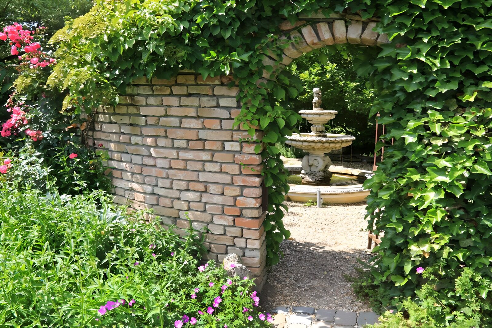 TPES70047: Fuente de jardín tras un arco de hiedra