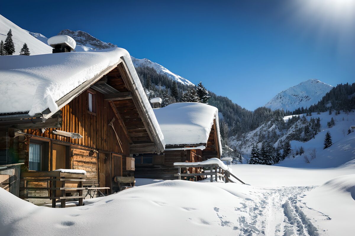 Cabañas de madera entre nieve y sol